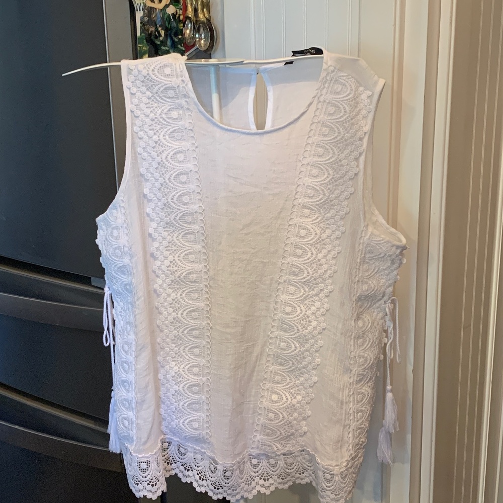 Zac and Rachel rayon blend side tassel top. Worn 1x